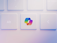 Stylizowany klawisz Microsoft Copilot na laptopie.