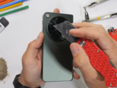 OnePlus Open patrzy na ostrze Razer. (Źródło: JerryRigEverything via YouTube)