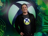 Dyrektor generalny Microsoft Gaming Phil Spencer stojący przed tłem Xbox (źródło zdjęcia: Xbox Wire)