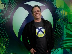 Dyrektor generalny Microsoft Gaming Phil Spencer stojący przed tłem Xbox (źródło zdjęcia: Xbox Wire)