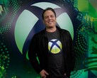 Dyrektor generalny Microsoft Gaming Phil Spencer stojący przed tłem Xbox (źródło zdjęcia: Xbox Wire)