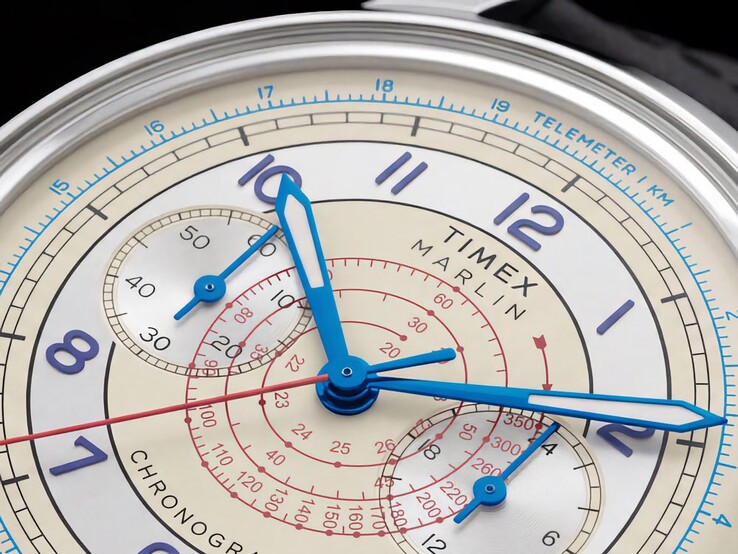 Zbliżenie na chronograf Timex Marlin Neo Classic przedstawiające warstwowe skale telemetryczne i tachymetryczne oraz świecące wskazówki.
