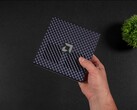 Prezentacja mini komputera AMD Ryzen AI Max+ 395 Strix Halo z systemem SteamOS, służącego do porównawczych testów wydajności w grach
