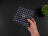 Prezentacja mini komputera AMD Ryzen AI Max+ 395 Strix Halo z systemem SteamOS, służącego do porównawczych testów wydajności w grach