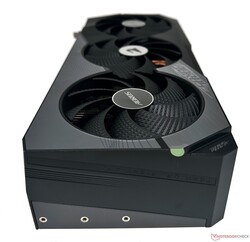 Konstrukcja wentylatora inspirowana płetwą rekina na płycie Aorus GeForce RTX 4070 Ti Master