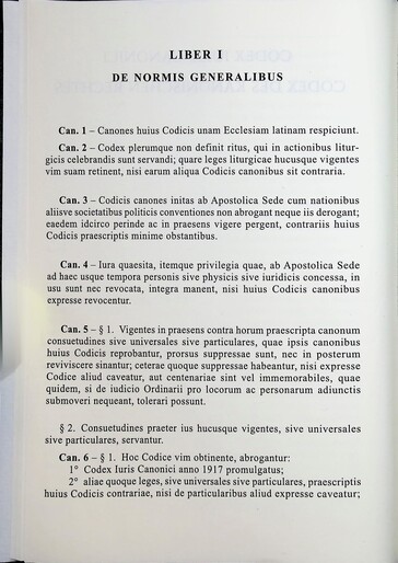 Strony książki można skanować pojedynczo; ślady odcisków palców są łatwo widoczne.