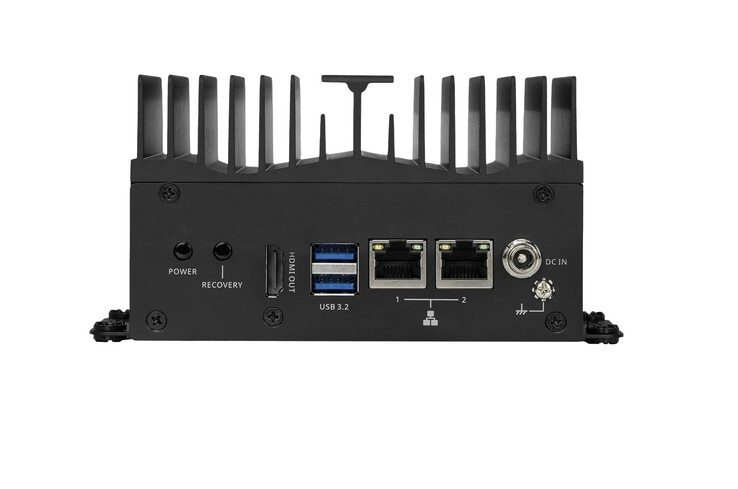 Ten przemysłowy mini PC oferuje bogaty zestaw opcji wejść i wyjść, w tym dwa porty Gigabit Ethernet.