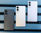 Trzy smartfony Samsung Galaxy Edge w kolorach czarnym, srebrnym i białym, umieszczone obok siebie na niebieskiej ławce, prezentujące ultrasmukłą tylną konstrukcję i konfigurację podwójnego aparatuTrzy smartfony Samsung Galaxy Edge w kolorach czarnym, srebrnym i białym, umieszczone obok siebie na niebieskiej ławce, prezentujące ultrasmukłą tylną konstrukcję i konfigurację podwójnego aparatu (źródło zdjęcia: Notebookcheck)