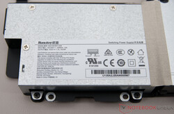 Wewnętrzny zasilacz o mocy 135 W (19 V; 7,1 A)