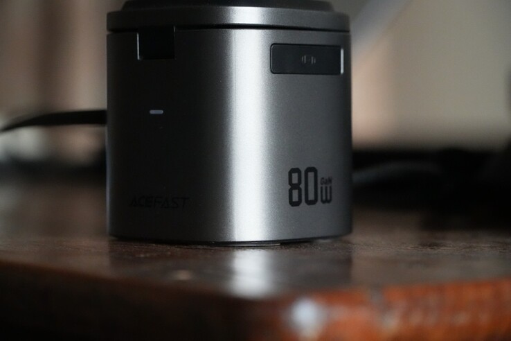 Stacja ładująca AceFast 6 w 1 o mocy 80 W ma kompaktową obudowę