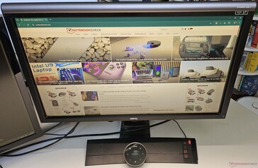Po zamontowaniu na monitorze pasek Screenbar nie rzuca się szczególnie w oczy.