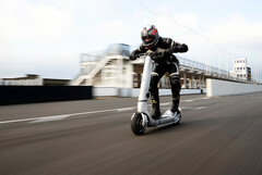 Bo Turbo wyposażony jest w podwójny silnik o mocy 24 000 W i oferuje prędkość maksymalną 100 mph (160 km/h) (źródło zdjęcia: Bo)