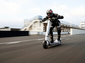 Bo Turbo wyposażony jest w podwójny silnik o mocy 24 000 W i oferuje prędkość maksymalną 100 mph (160 km/h) (źródło zdjęcia: Bo)