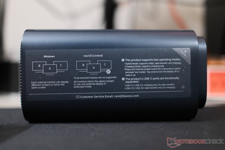 Specjalne informacje dotyczące wyświetlaczy HDMI w systemie macOS zostały umieszczone z boku stacji dokującej.