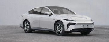 Widok z boku sedana Dongfengs eπ 007 z czterema silnikami w piaście (źródło zdjęcia: MIIT)