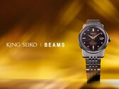 Zegarek King Seiko x Beams SDKA025, przedstawiony na stylizowanym żółto-pomarańczowym tle. (Źródło zdjęcia: PR Times JP)