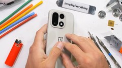 OnePlus 15 w kolorze Sand Storm ma plastikowy tył, który łatwo się rysuje, ale jest praktycznie nie do złamania. (Źródło zdjęcia: JerryRigEverything)