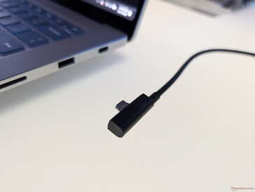 Zbliżenie magnetycznego kabla USB-C. Zwróć uwagę na nieco grubsze złącze, które jest niekompatybilne z większością innych portów USB-C