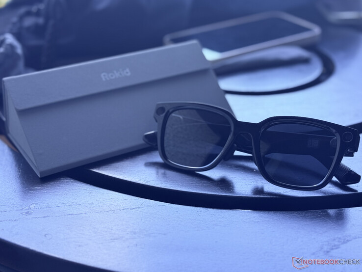 Okulary Rokid AI Glasses Style obok składanego etui do przenoszenia