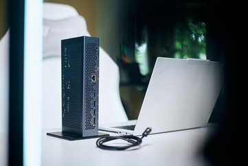 Wszechstronna orientacja: Urządzenie Aorus AI Box można ustawić pionowo, aby zaoszczędzić miejsce na biurku, co zapewnia łatwy dostęp do tylnych portów Thunderbolt 5, HDMI 2.1, trzech portów DisplayPort oraz gniazda Ethernet.