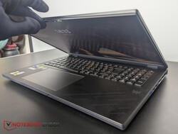 Pod tym kątem laptop zamyka się automatycznie - naszym zdaniem zdecydowanie za wcześnie