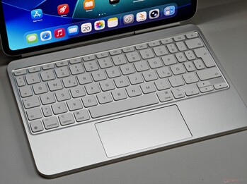 W połączeniu z klawiaturą i gładzikiem, iPad Pro staje się niemal MacBookiem. (źródło zdjęcia: Notebookcheck)