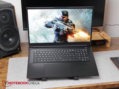 XMG Apex 17 na biurku