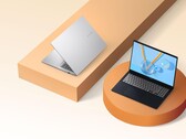 Asus Vivobook 16 jest dostępny w dość niebieskiej i chłodnej srebrnej wersji kolorystycznej (źródło zdjęcia: Asus)