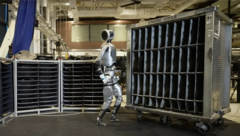 Atlas porusza się w sposób podobny do ludzkiego (źródło obrazu: Boston Dynamics/YouTube)