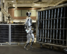 Atlas porusza się w sposób podobny do ludzkiego (źródło obrazu: Boston Dynamics/YouTube)