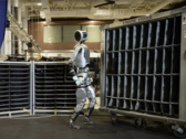 Atlas porusza się w sposób podobny do ludzkiego (źródło obrazu: Boston Dynamics/YouTube)