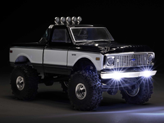 Obraz gąsienicy Axial SCX24 na ciemnym tle.