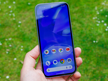 Google Pixel 9a na zewnątrz