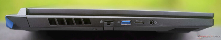 Po lewej: Gigabit-RJ45, USB-A 3.1, czytnik kart microSD, gniazdo audio