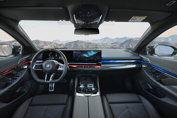 BMW poszło tą samą drogą, co wielu producentów pojazdów elektrycznych, jeśli chodzi o interfejs użytkownika i wystrój wnętrza. Przynajmniej nadal są elementy sterujące na kierownicy. (Źródło zdjęcia: BMW)