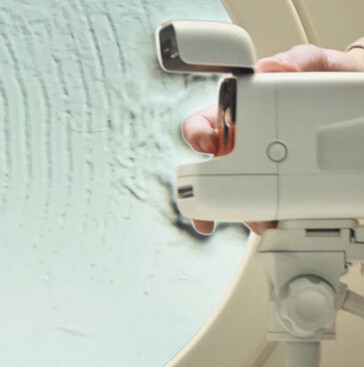 Polaroid Flip wykorzystuje ultradźwięki, aby wybrać idealny obiektyw do prawidłowego ustawienia ostrości. Mocowanie na statywie może być użyte do wyeliminowania rozmycia podczas długich ekspozycji. (Źródło obrazu: Polaroid)