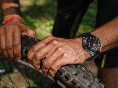 Rogbid Apex TS (na zdjęciu) ma wbudowaną latarkę LED do użytku na zewnątrz. (Źródło zdjęcia: Rogbid)