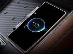 Magic V5 ładuje się bezprzewodowo z mocą 50 W.