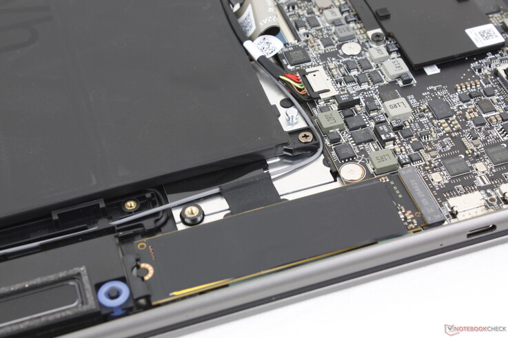 Tym razem tylko jeden slot M.2 2280 PCIe4 x4