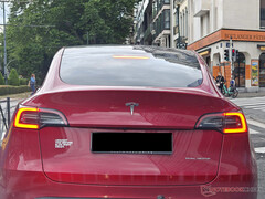 Tesla Model 3 z naklejką anty-Musk. (Źródło zdjęcia: Notebookcheck)