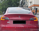 Tesla Model 3 z naklejką anty-Musk. (Źródło zdjęcia: Notebookcheck)