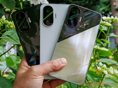 Nagłówek strony Xiaomi upuszcza wskazówki na temat smartfona Poco F7 we wczesnych usankcjonowanych zdjęciach i unboxingu wideo Streszczenie Xiaomi ujawniło teraz Poco F7 w trzech premierowych opcjach kolorystycznych. Podczas gdy firma na razie milczy na temat specyfikacji, Poco F7 Limited Edition dała przedsmak tego, co ma nadejść z trzeciej i prawdopodobnie najtańszej edycji z serii Poco F7. Słowa kluczowe Xiaomi, Xiaomi Poco F7, Poco F7, Android, smartfon, Qualcomm, Qualcomm Snapdragon Nagłówek obrazu Mamy już w ręku Poco F7 z trzema premierowymi opcjami kolorystycznymi. (Źródło obrazu: Notebookcheck) #text Xiaomi podniosło pokrywę na Poco F7 przed jego pełnym debiutem 24 czerwca. Jak już wspomnieliśmy, firma zobowiązała się nie tylko do oferowania urządzenia w Indiach, ale także na całym świecie. Nawiasem mówiąc, dowody na to pierwsze pojawiły się teraz w Geekbench. Przed przyszłym tygodniem Xiaomi pozwoliło nam opublikować zdjęcia Poco F7 w trzech premierowych kolorach. Na ich podstawie możemy potwierdzić, że urządzenie ma metalową ramkę z odpowiednimi przyciskami i przyciągającą wzrok obudową aparatu. Chociaż wygląd może sugerować inaczej, zielone lampy błyskowe na każdym obiektywie są czysto dekoracyjne, a nie aktywne diody LED. Tymczasem wygląda na to, że nawet wersja Limited Edition ma zostać wydana na całym świecie. Wyposażony w quasi-przezroczyste wykończenie model Limited Edition ujawnia również, że Poco F7 będzie dostarczany z chipsetem Qualcomm Snapdragon i głównym aparatem 50 MP wspomaganym przez OIS, podobnie jak wcześniej Poco F7 Pro (obecnie 599,99 USD na Amazon). Niestety na tym etapie nie możemy udostępnić żadnych dalszych specyfikacji. Proszę zobaczyć wideo TechTablets poniżej, aby uzyskać więcej szczegółów przed wydarzeniem premierowym w przyszły wtorek. Źródło(a): Notebookcheck & TechTablets https://www.youtube.com/watch?v=t-YuUf7rufs Link Amazon https://www.amazon.com/Xiaomi-Tmobile-Global-Unlocked-24117RK2CG/dp/B0F2N4MPTC Powiązane artykuły Uwagi metalowa ramka, metalowe przyciski zgodnie z oczekiwaniami, limitowana edycja ma quasi-przezroczyste wykończenie