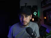 Twórca treści w domowym studiu z mikrofonem i kamerą, ilustrujący program partnerski YouTube