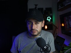 Twórca treści w domowym studiu z mikrofonem i kamerą, ilustrujący program partnerski YouTube