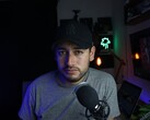 Twórca treści w domowym studiu z mikrofonem i kamerą, ilustrujący program partnerski YouTube