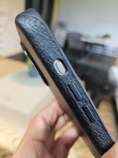 Etui Bellroy rzekomo stworzone dla iPhone'a 15 Pro Max nie jest przeznaczone dla nowego przycisku akcji. (Źródło: Notebookcheck)