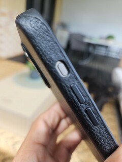 Etui Bellroy rzekomo stworzone dla iPhone&#039;a 15 Pro Max nie jest przeznaczone dla nowego przycisku akcji. (Źródło: Notebookcheck)