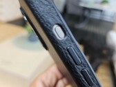 Etui Bellroy rzekomo stworzone dla iPhone'a 15 Pro Max nie jest przeznaczone dla nowego przycisku akcji. (Źródło: Notebookcheck)