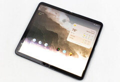 Pixel Fold, o którym mowa, pokazuje rosnącą białą poświatę rozprzestrzeniającą się po panelu od dołu. (Źródło: Ars Technica)