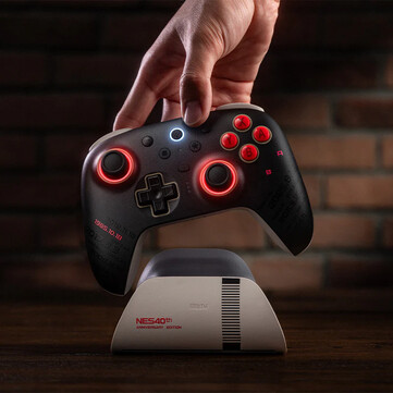 8BitDo Ultimate 2 Bluetooth - NES 40th Limited Edition ma niestandardowe malowanie z nadrukowanymi ważnymi datami. (Źródło obrazu: 8BitDo)
